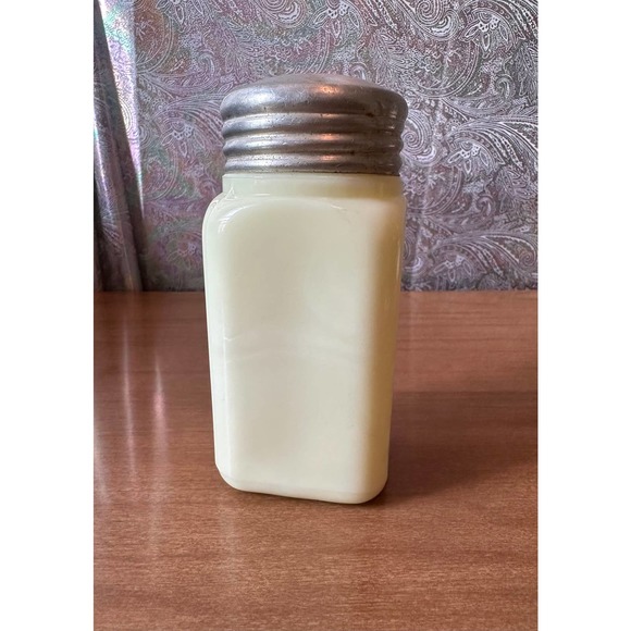 Vintage McKee custard/uranium glass shaker with metal lid - Picture 8 of 10